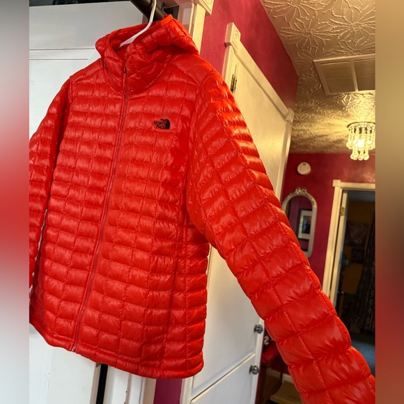 The North Face Women”s Bright Red Puffer Jacket NEW - Picture 4 of 11